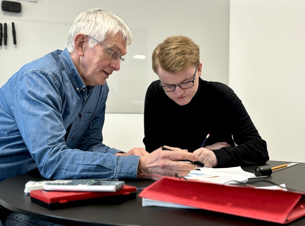 70-årige Erik er morfar for fem FGU-elever